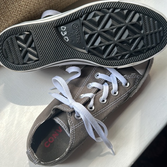 Women’s Converse Size 6 - Picture 3 of 3